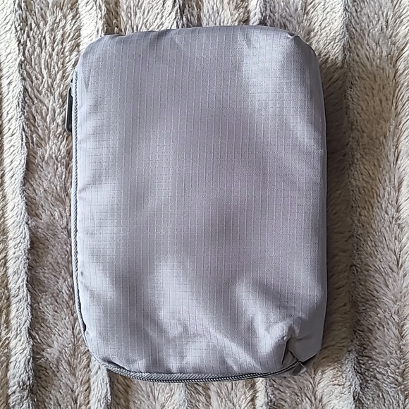 ❌️SOLD❌️ Small Zippered Pouch - Gray - Picture 3 of 5